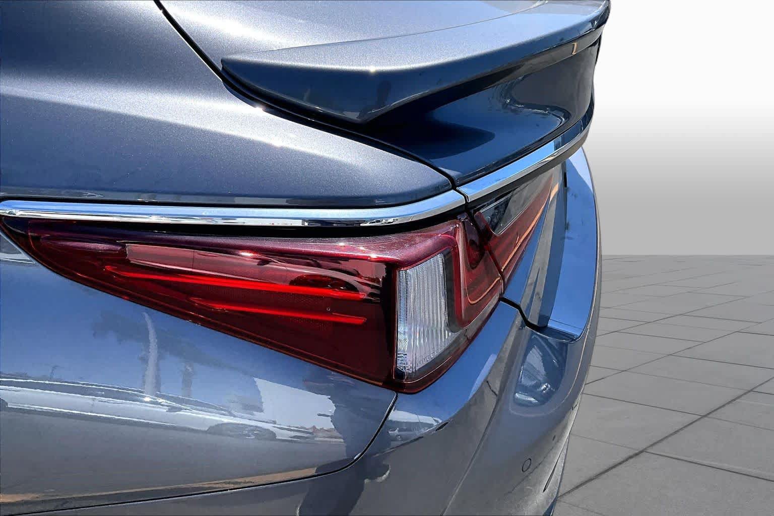 Used 2019 Lexus ES 300h w/ Premium Package FWD image 28