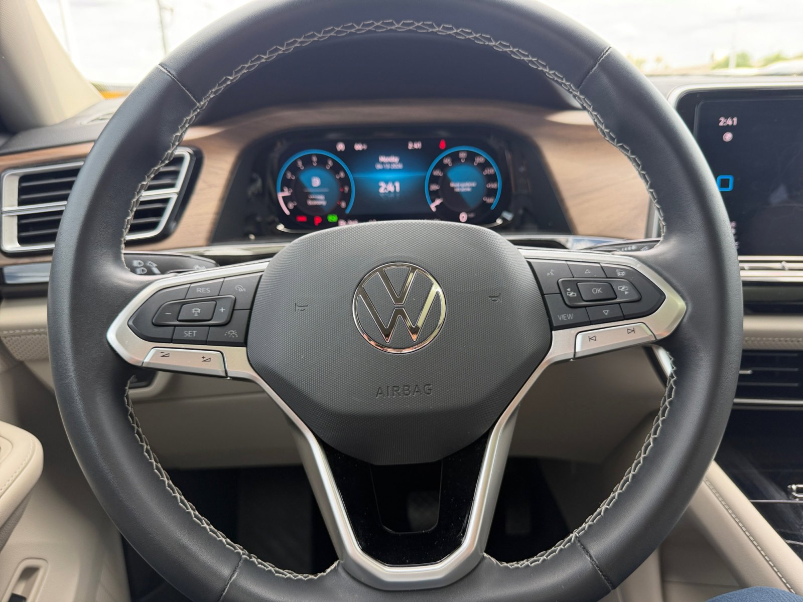 Used 2024 Volkswagen Atlas SE w/ Panoramic Sunroof Package AWD/4WD image 9