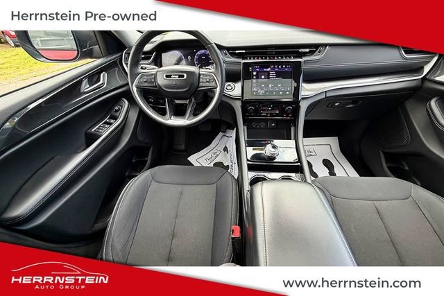 Used 2023 Jeep Grand Cherokee Laredo w/ Luxury Tech Group I AWD/4WD image 10