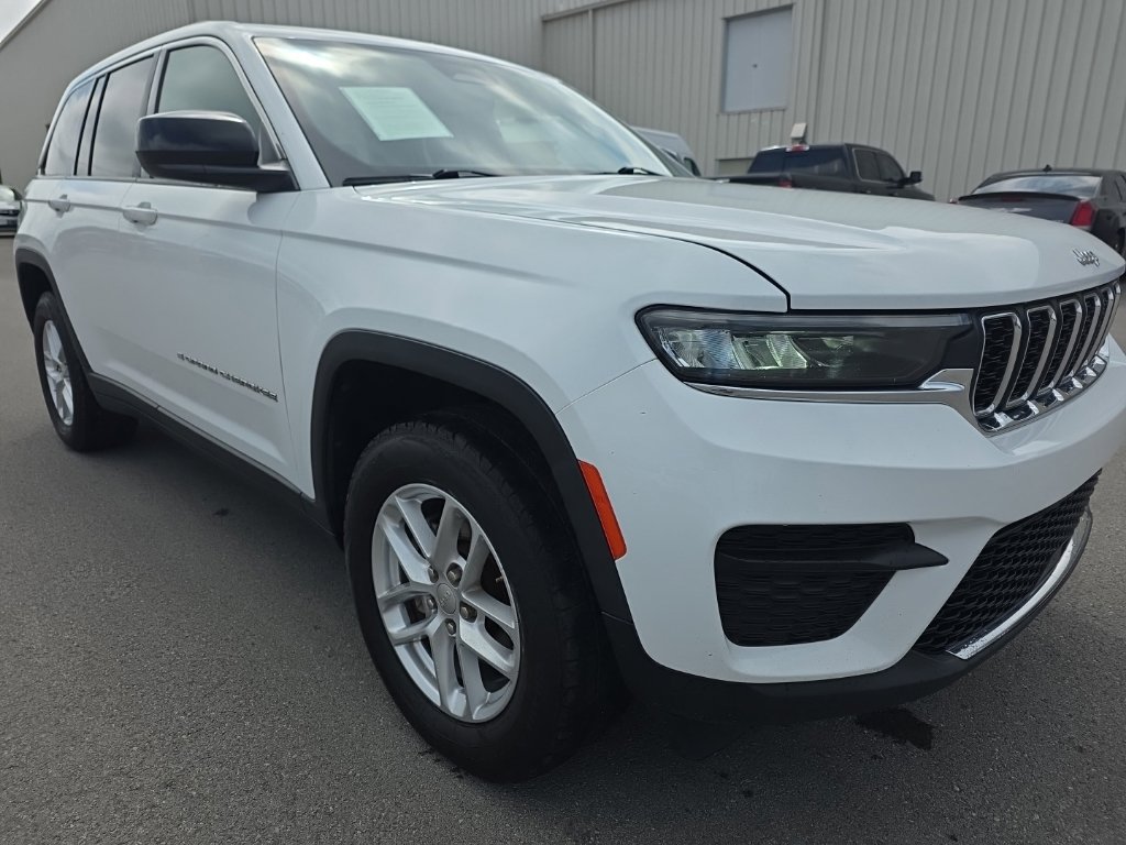Used 2022 Jeep Grand Cherokee Laredo AWD/4WD image 3