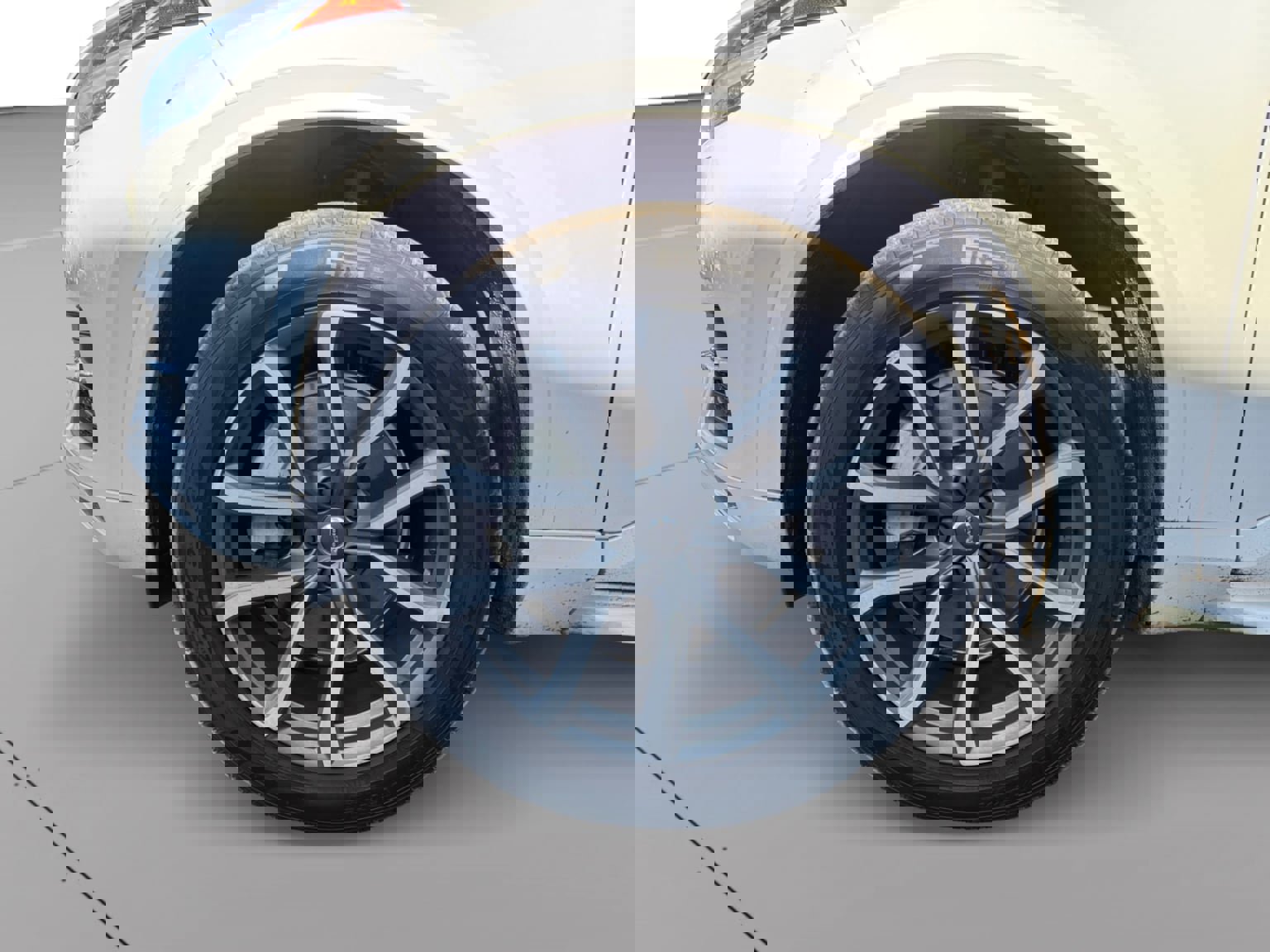 Used 2016 Volvo XC90 T6 Momentum w/ Momentum Plus Package AWD/4WD image 9