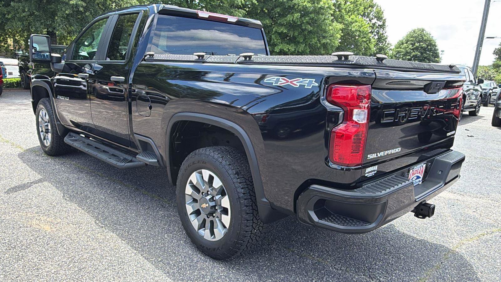 Used 2022 Chevrolet Silverado 2500 Custom w/ Custom Value Package AWD/4WD image 7