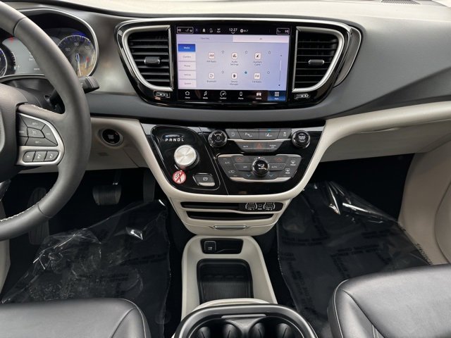 Used 2024 Chrysler Pacifica Touring-L image 2