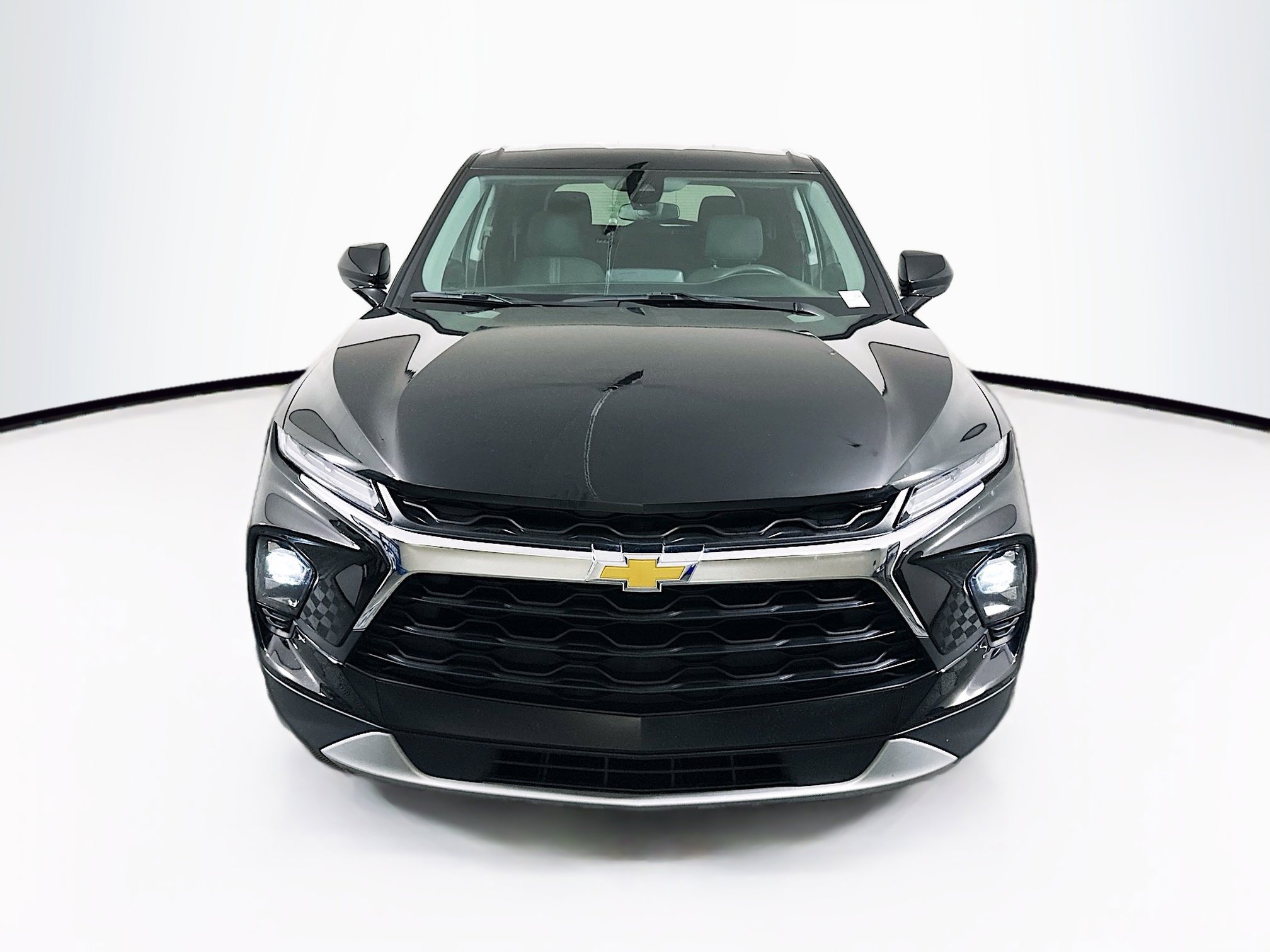 Used 2025 Chevrolet Blazer LT FWD image 2