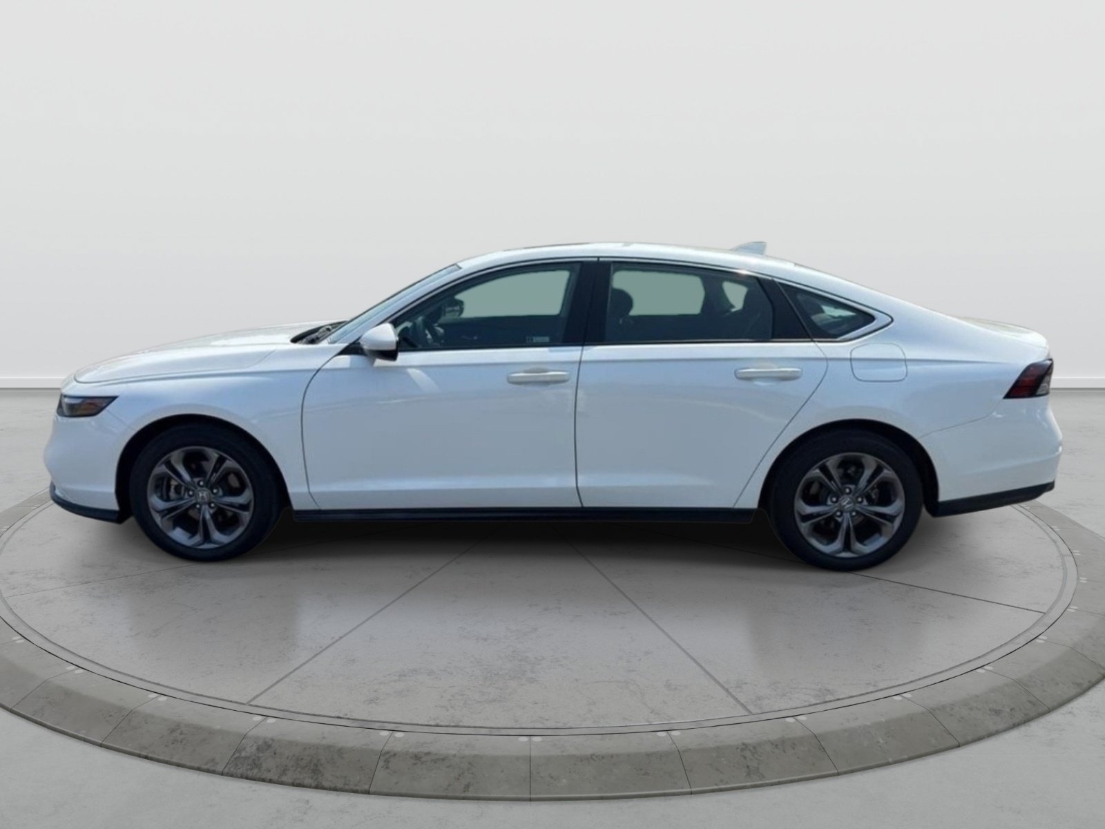 Used 2023 Honda Accord EX image 4