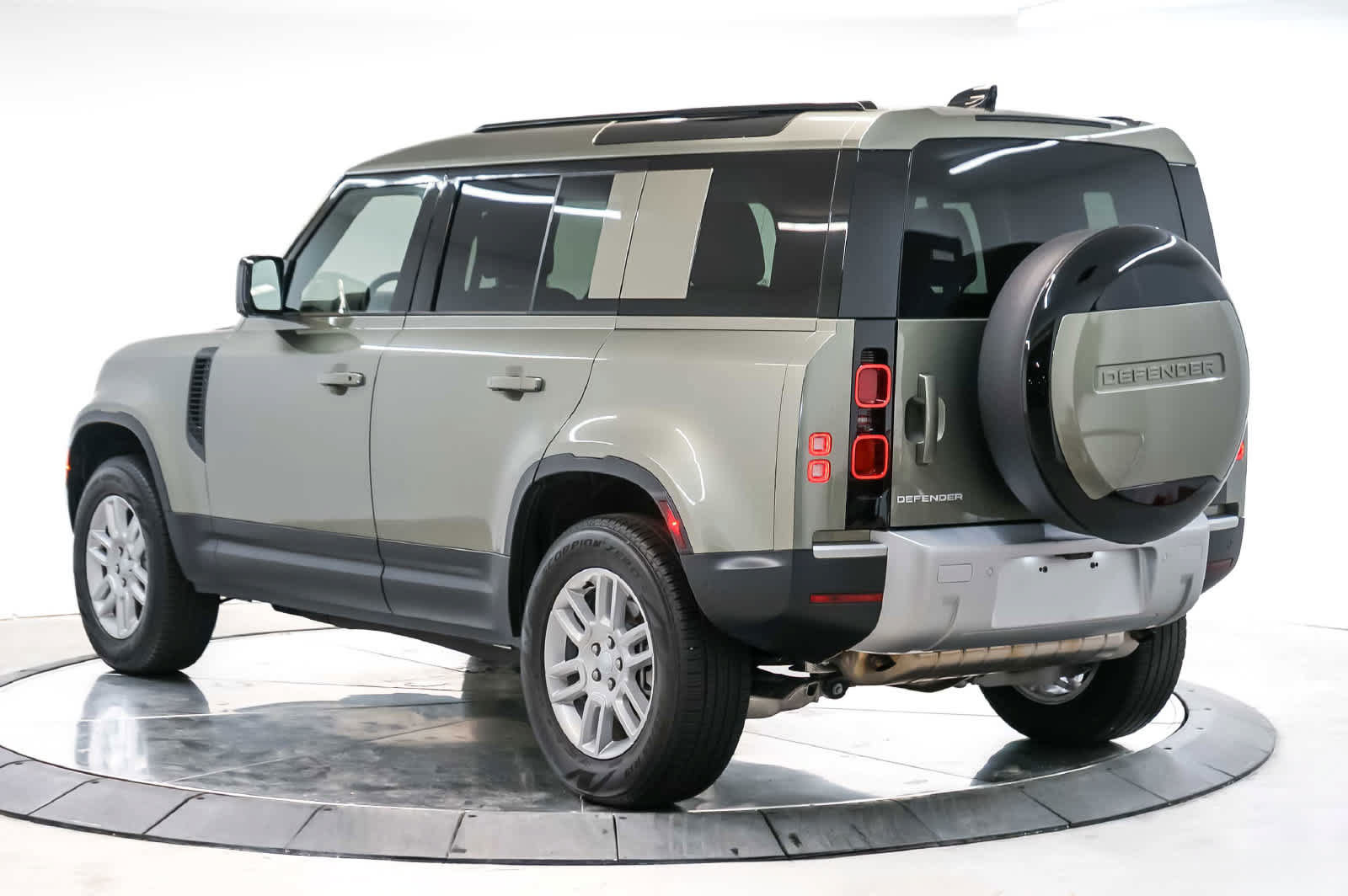 Used 2025 Land Rover Defender 110 S AWD/4WD image 3