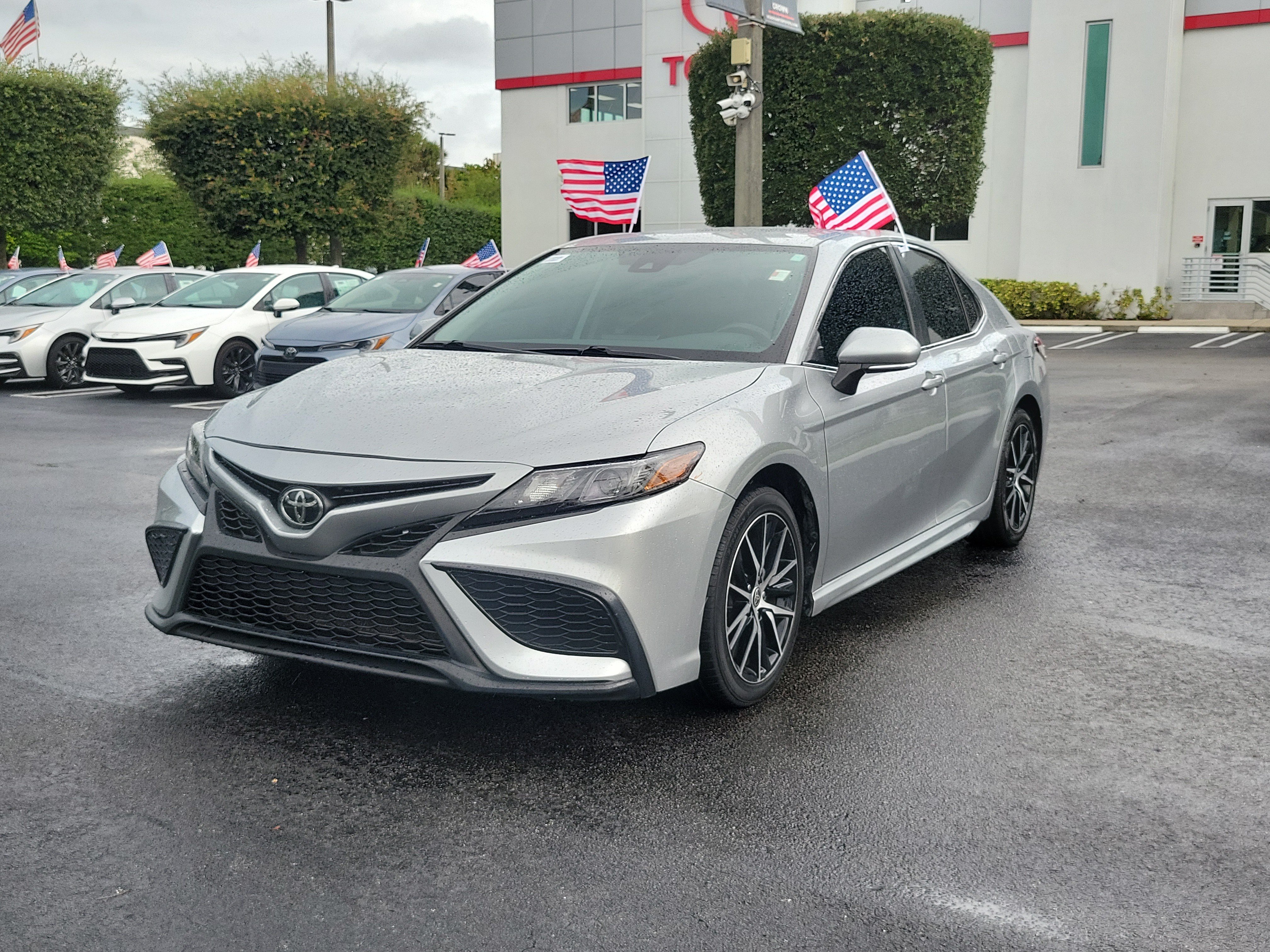 Used 2022 Toyota Camry SE FWD image 5