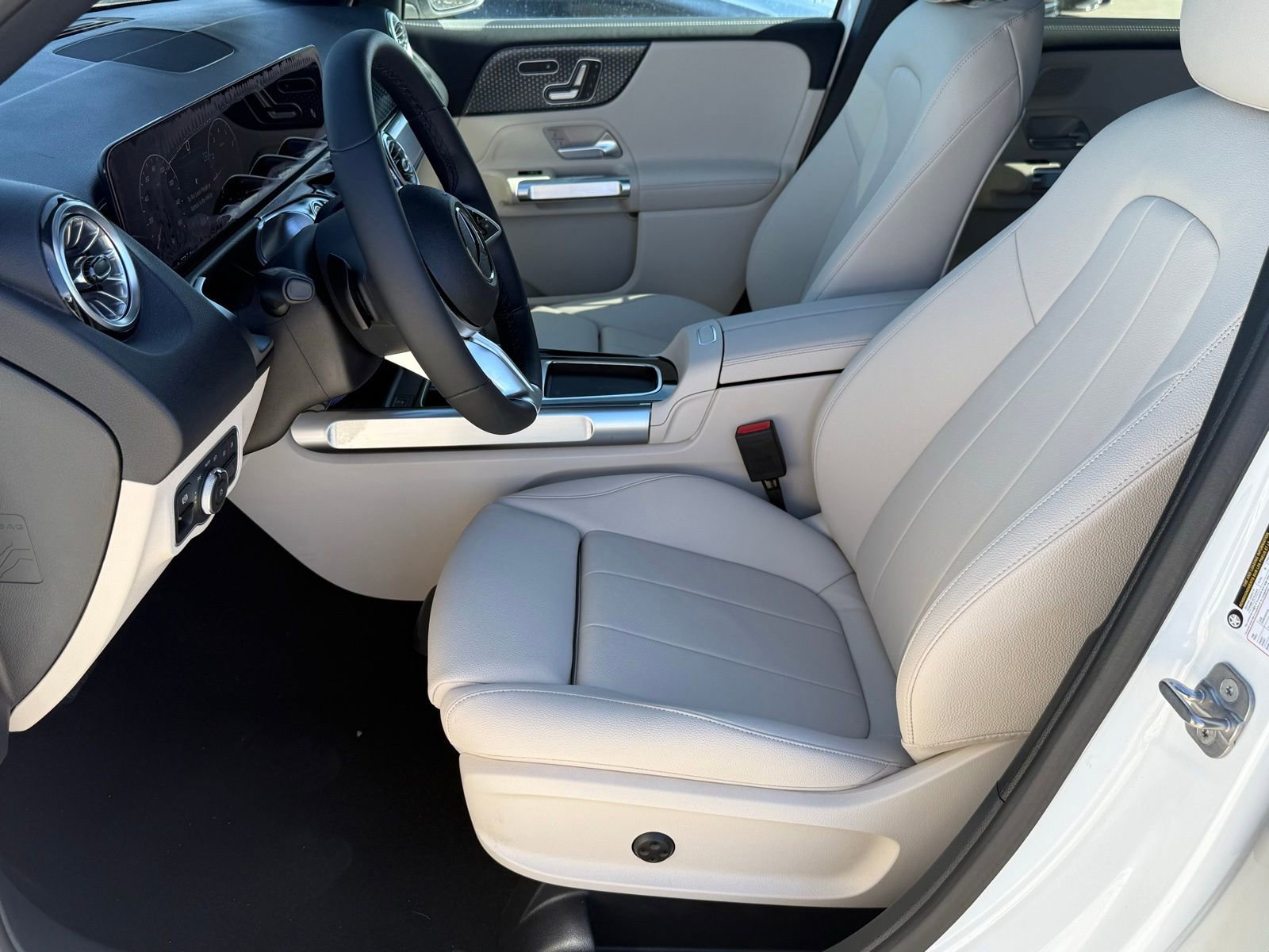 New 2025 Mercedes-Benz GLB 250 image 16