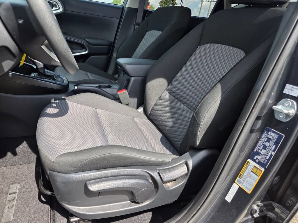 Used 2025 Kia Soul LX w/ LX Technology Package FWD image 10