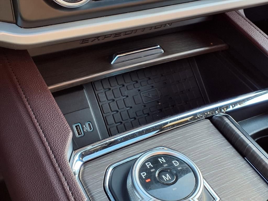 Used 2024 Ford Expedition Limited image 13