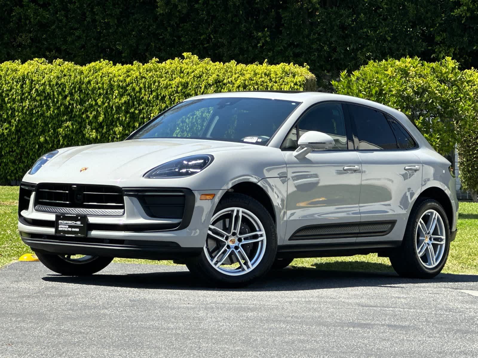 Certified 2025 Porsche Macan AWD/4WD image 1