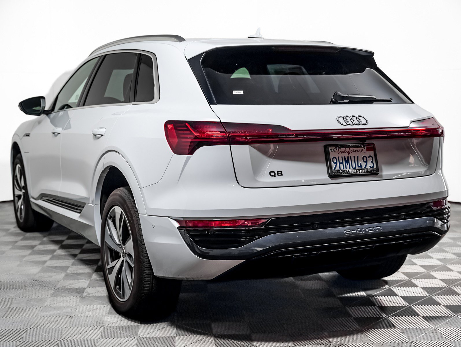 Used 2024 Audi Q8 e-tron Premium Plus w/ Premium Plus Package AWD/4WD image 2
