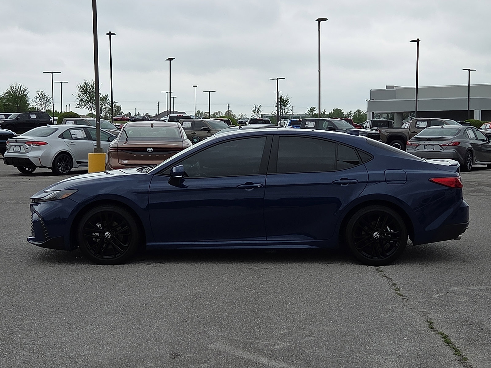 Used 2025 Toyota Camry SE image 3