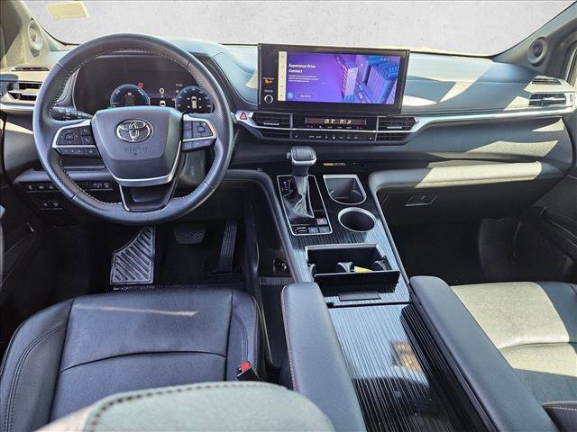 Used 2025 Toyota Sienna XLE Woodland Edition image 15