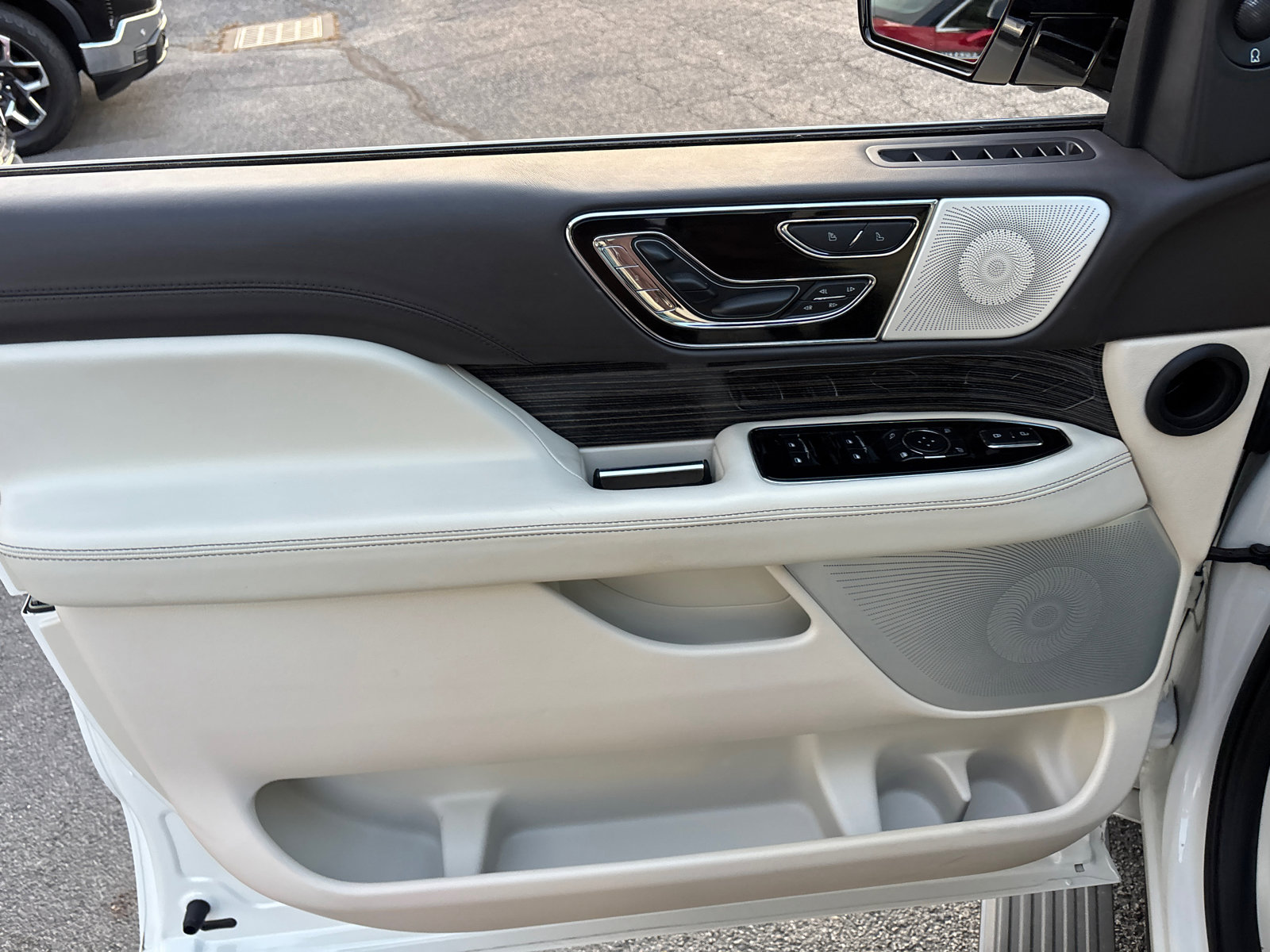 Certified 2024 Lincoln Navigator Black Label image 11