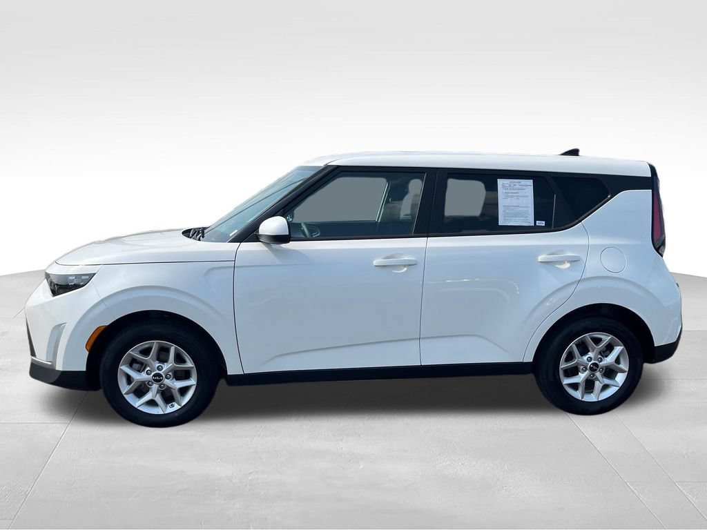 Used 2025 Kia Soul LX FWD image 2