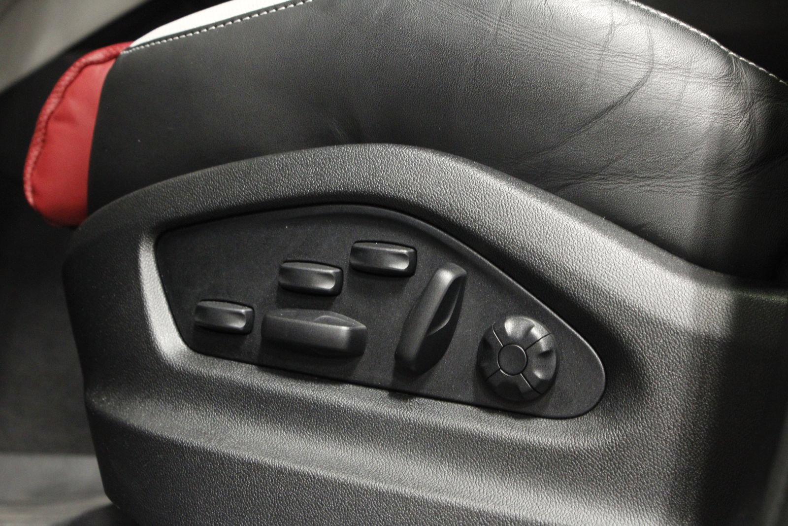 Certified 2025 Porsche Cayenne GTS AWD/4WD image 34