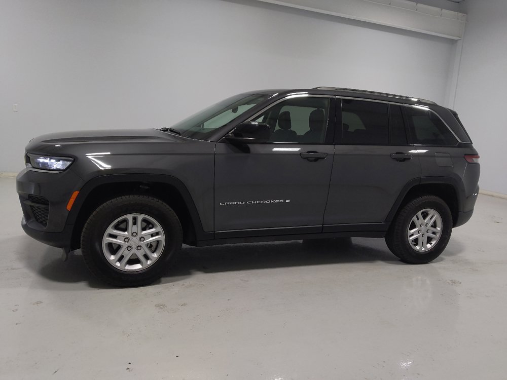 Used 2023 Jeep Grand Cherokee Laredo w/ Luxury Tech Group I AWD/4WD image 2