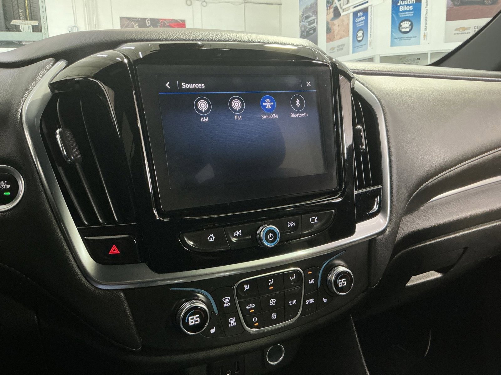 Used 2023 Chevrolet Traverse LT image 19