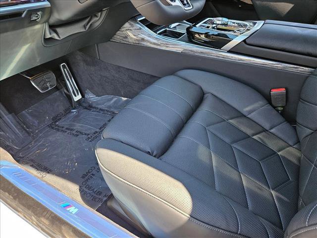 New 2025 BMW 760i xDrive w/ Premium Package image 4