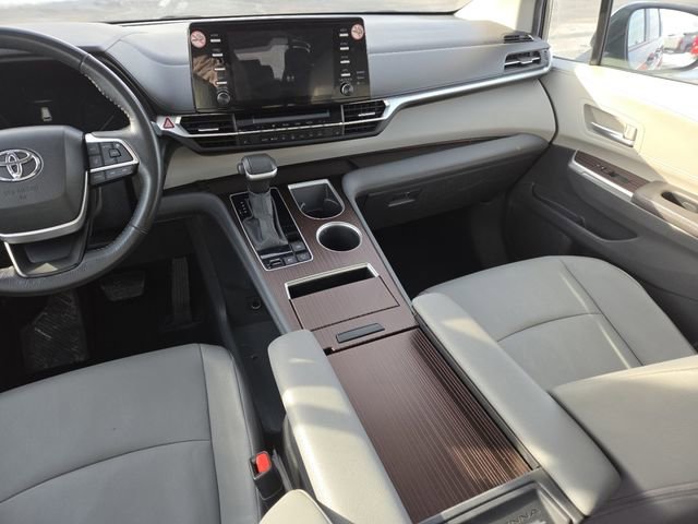 Used 2024 Toyota Sienna XLE image 30