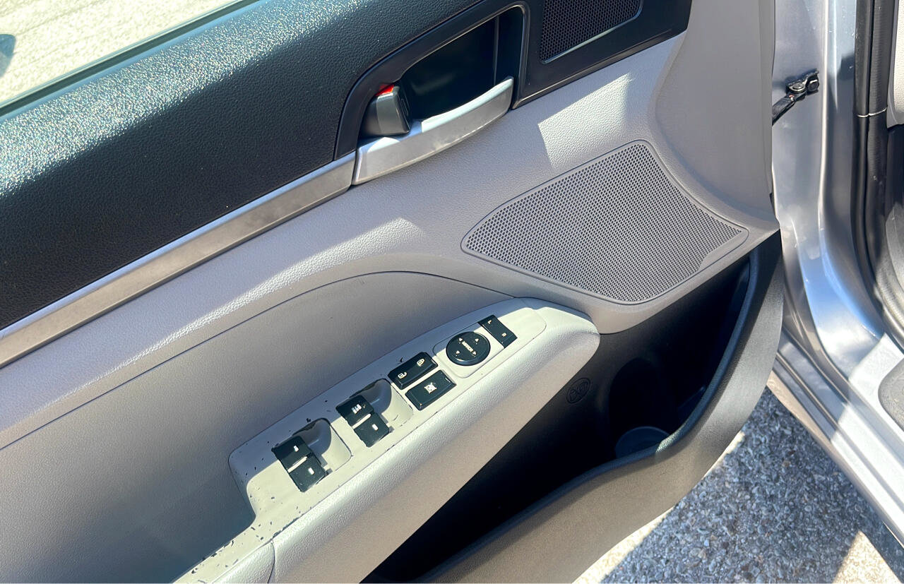 Used 2017 Hyundai Elantra SE image 12