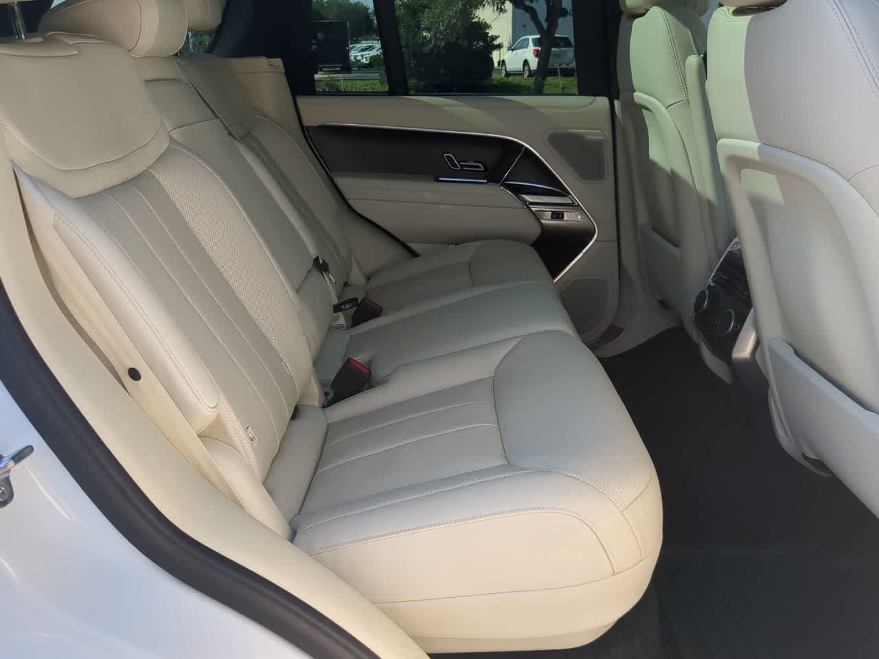 Certified 2025 Land Rover Range Rover SE AWD/4WD image 22