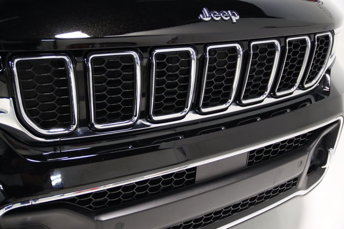 Used 2023 Jeep Grand Cherokee Overland AWD/4WD image 30