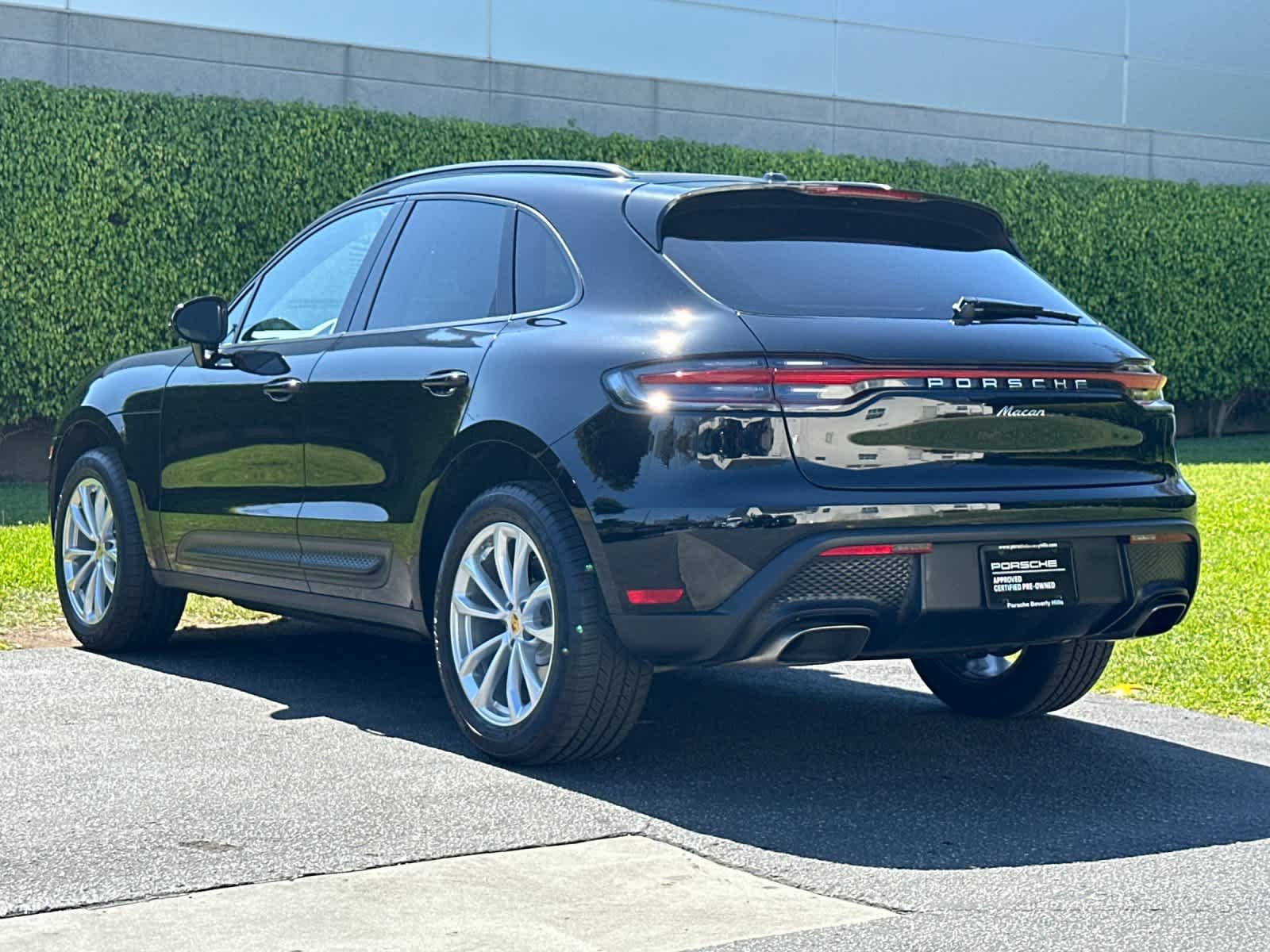 Certified 2025 Porsche Macan AWD/4WD image 3