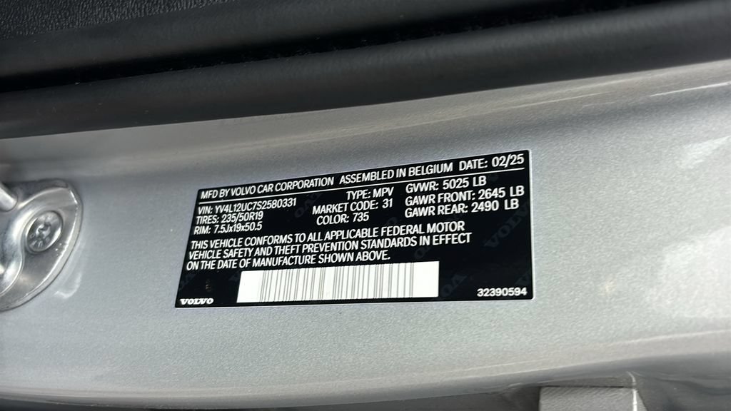 Certified 2025 Volvo XC40 B5 Plus AWD/4WD image 34