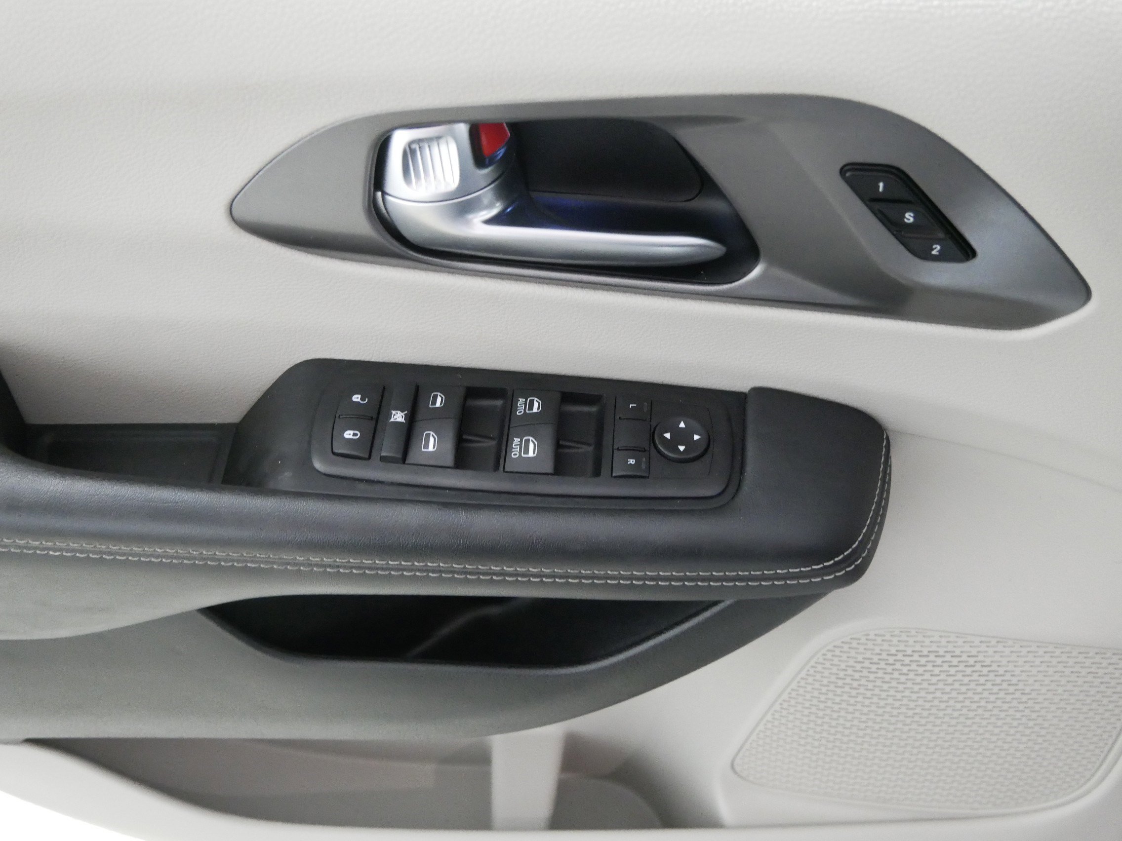 Used 2024 Chrysler Pacifica Touring-L image 19