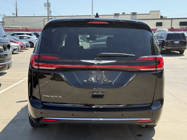 Used 2024 Chrysler Pacifica Touring-L FWD image 5