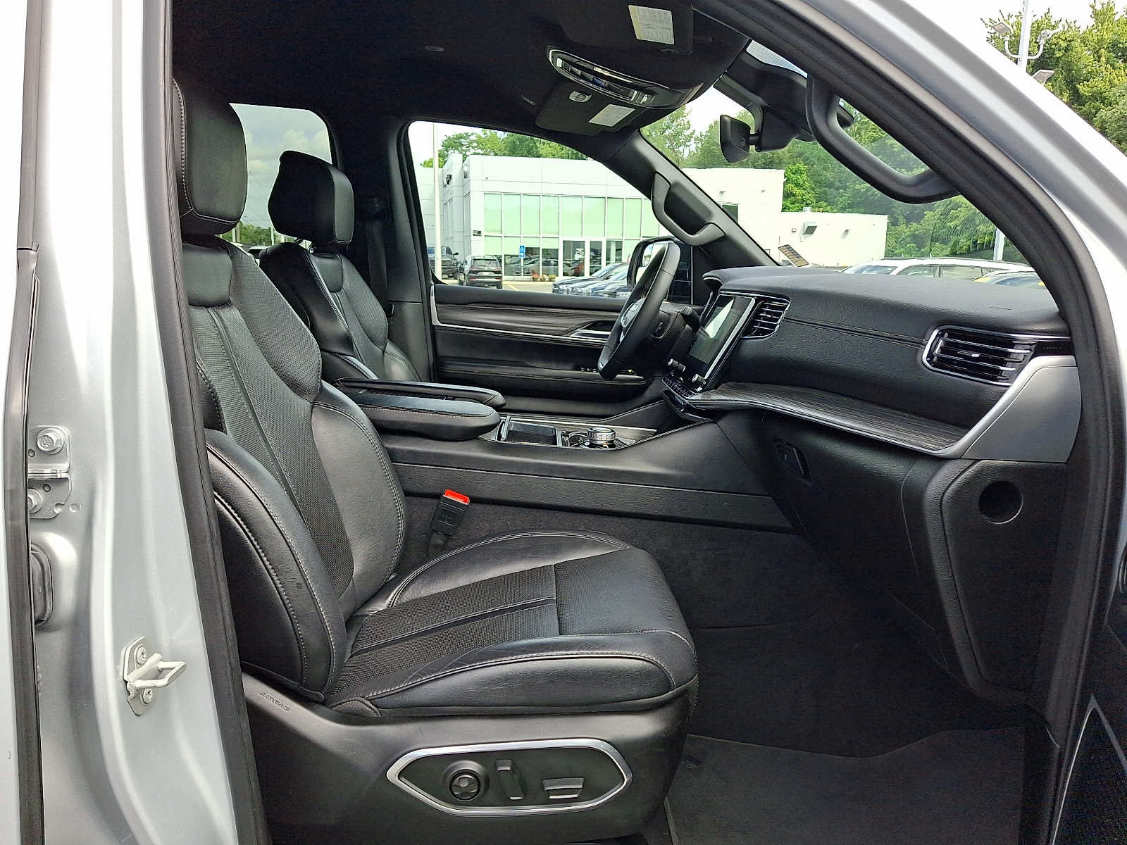 Certified 2024 Jeep Wagoneer Series II w/ Flexible Seating Group AWD/4WD image 31