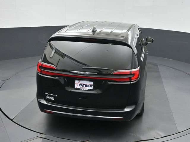Used 2025 Chrysler Pacifica Select image 32