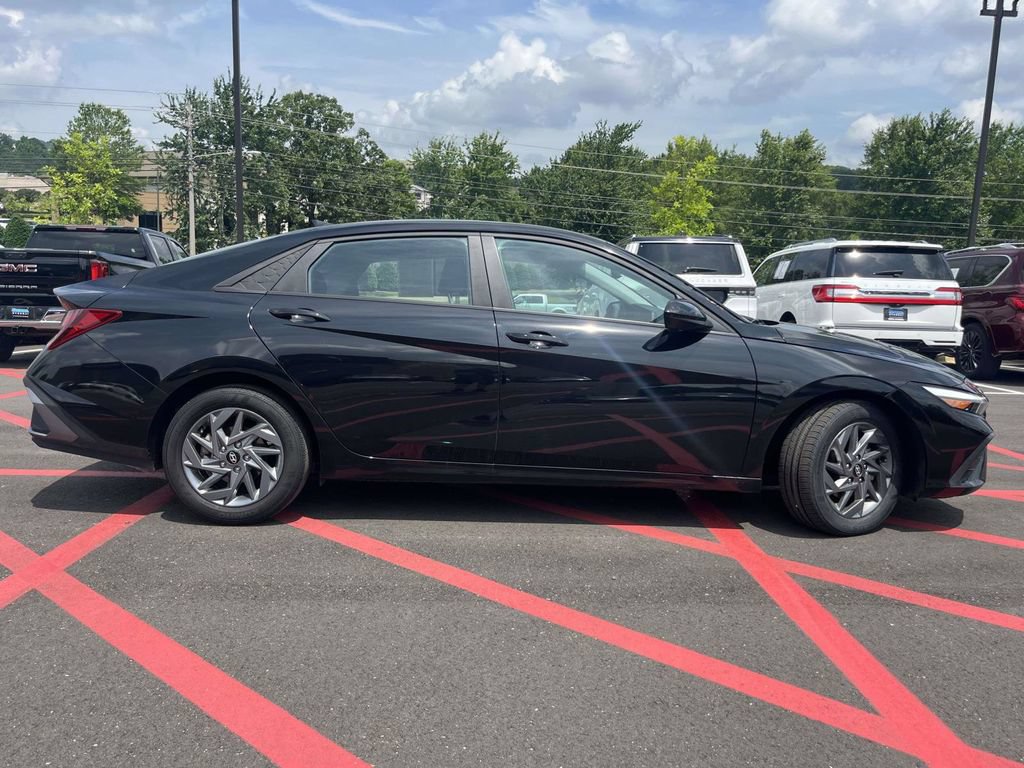 Used 2024 Hyundai Elantra SEL FWD image 2