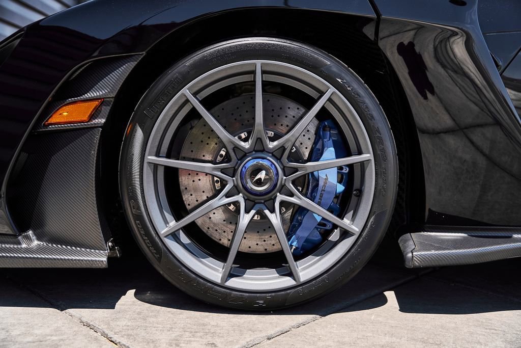 Used 2019 McLaren Senna RWD image 3
