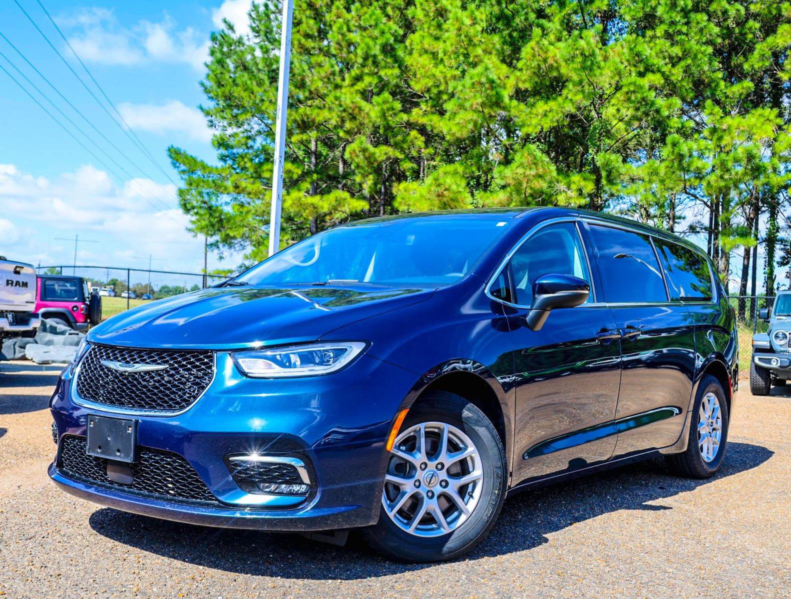 Used 2023 Chrysler Pacifica Touring-L