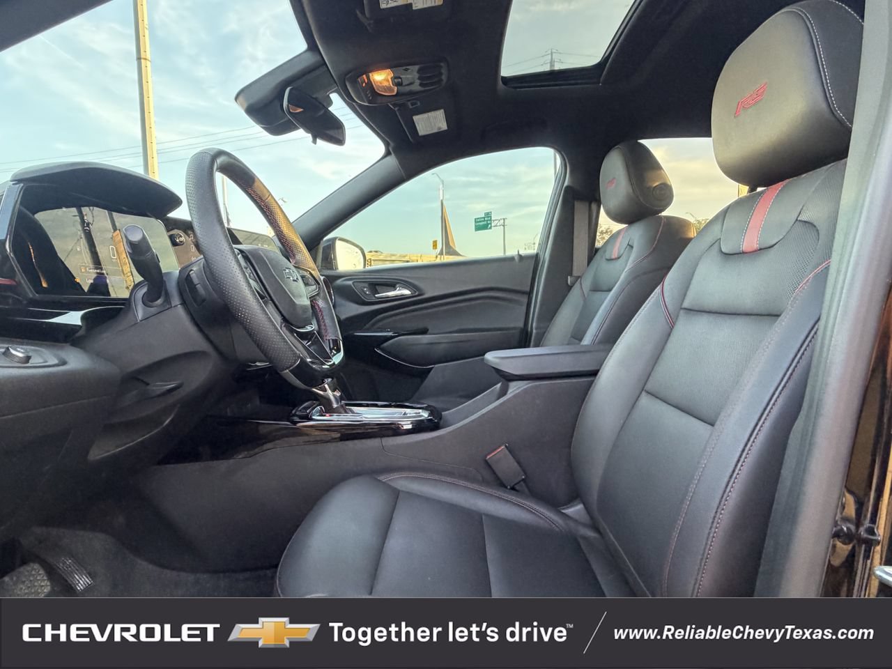 Used 2025 Chevrolet Trax RS w/ Sunroof Package FWD image 27