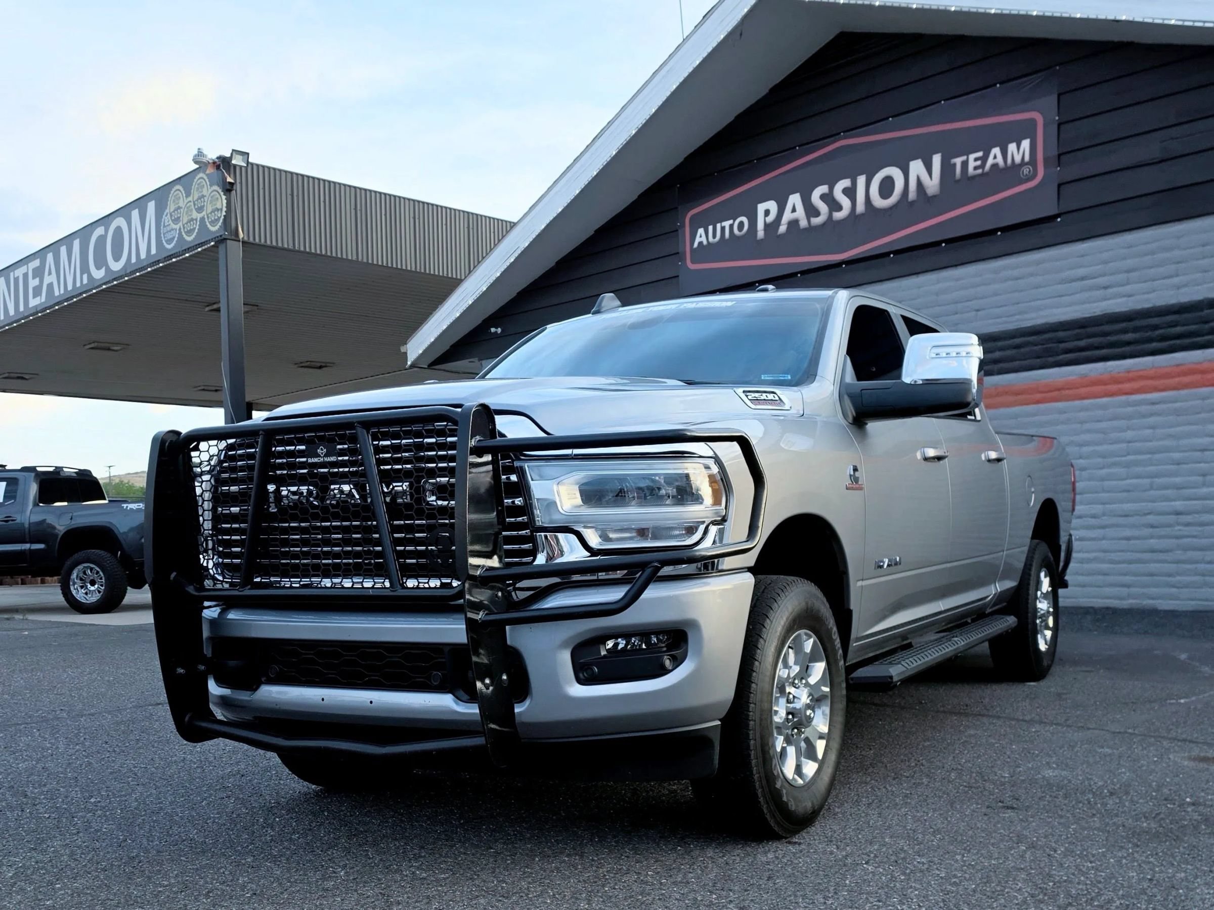 Used 2024 RAM 2500 Laramie AWD/4WD image 1