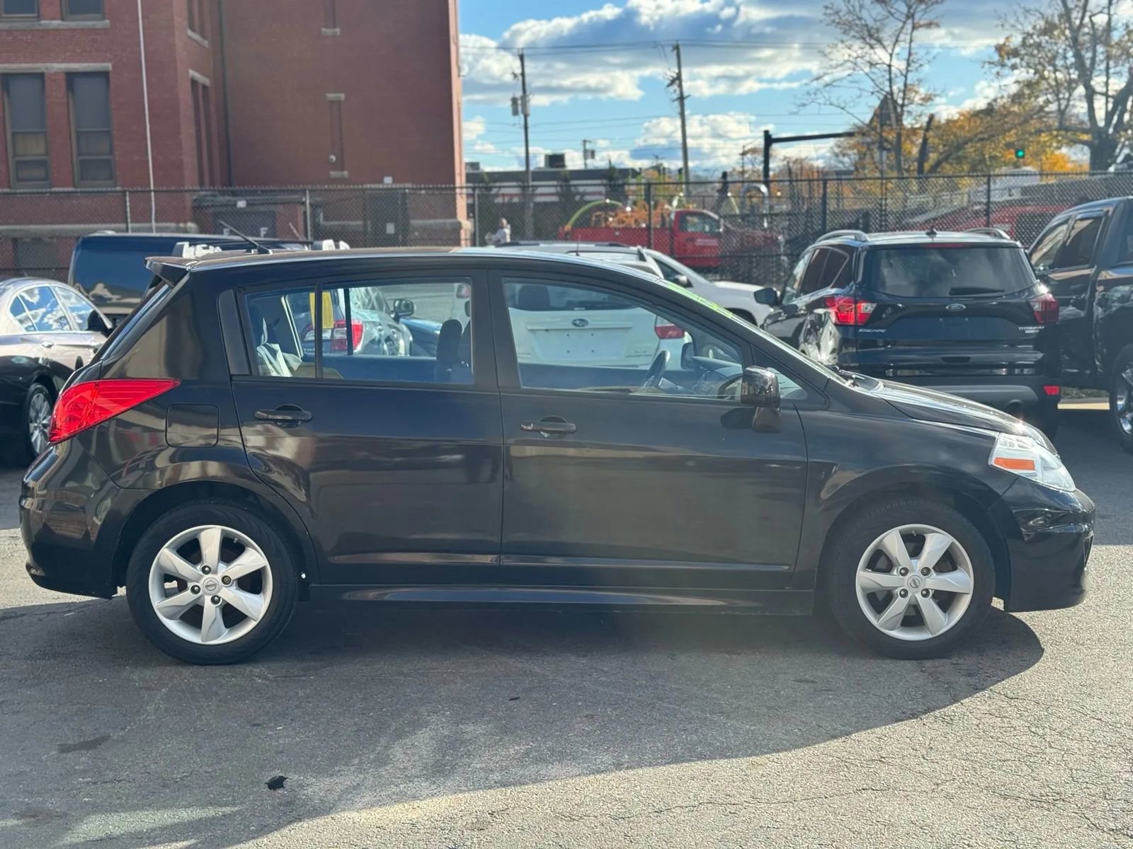 Used 2011 Nissan Versa SL w/ Premium Pkg FWD image 3