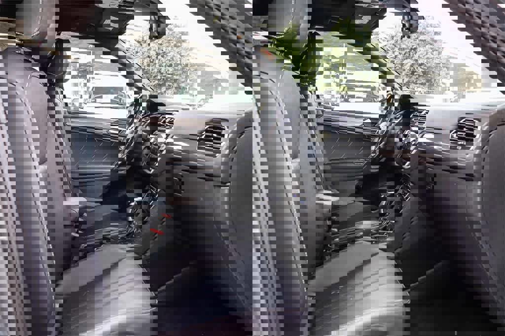 Used 2023 Volkswagen Tiguan SE R-Line image 17