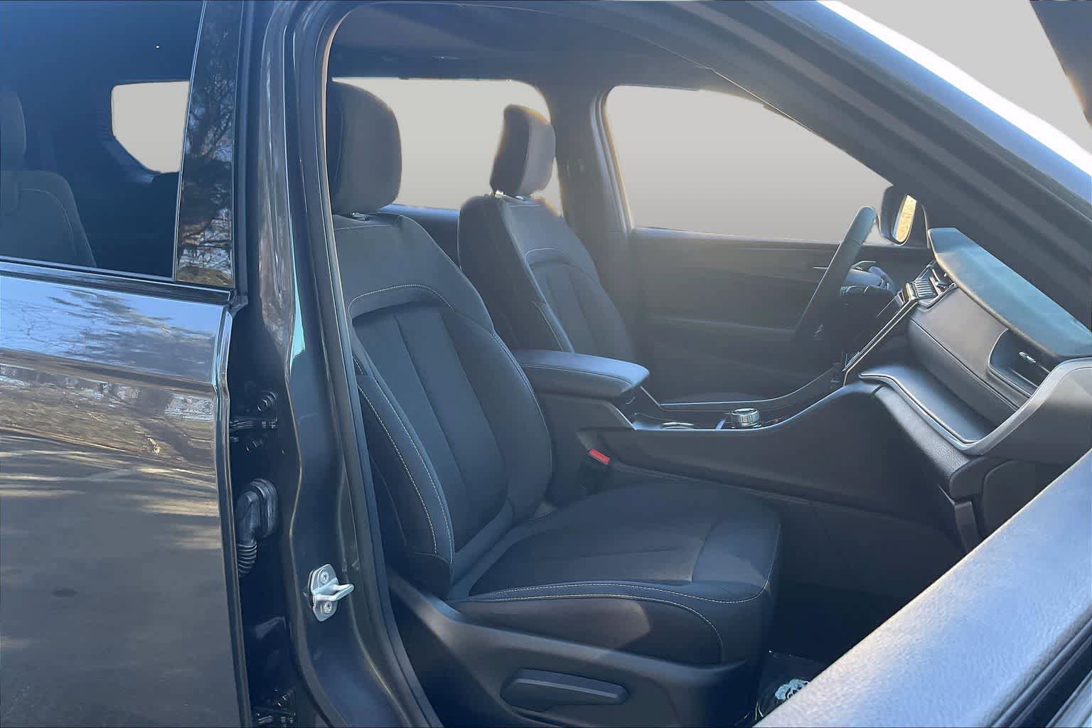 Used 2025 Jeep Grand Cherokee L Laredo AWD/4WD image 8
