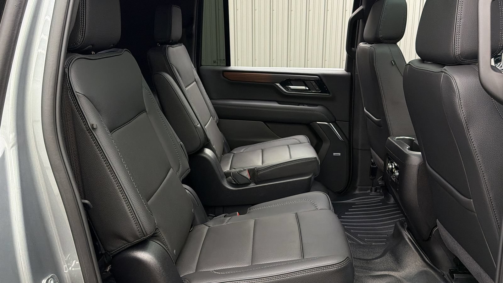 Used 2025 GMC Yukon XL Denali w/ Sun & Power Step Package AWD/4WD image 38