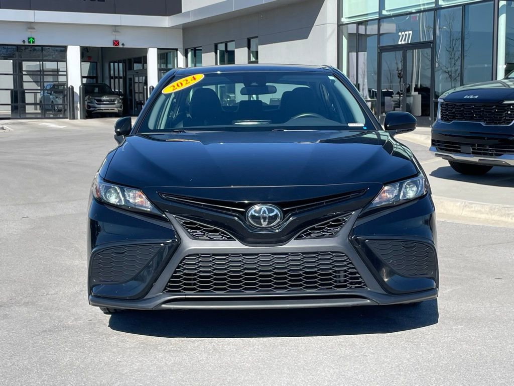 Used 2024 Toyota Camry SE image 2