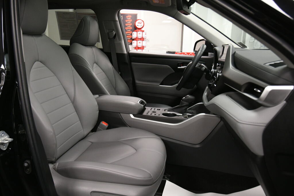Certified 2023 Toyota Highlander XLE image 29