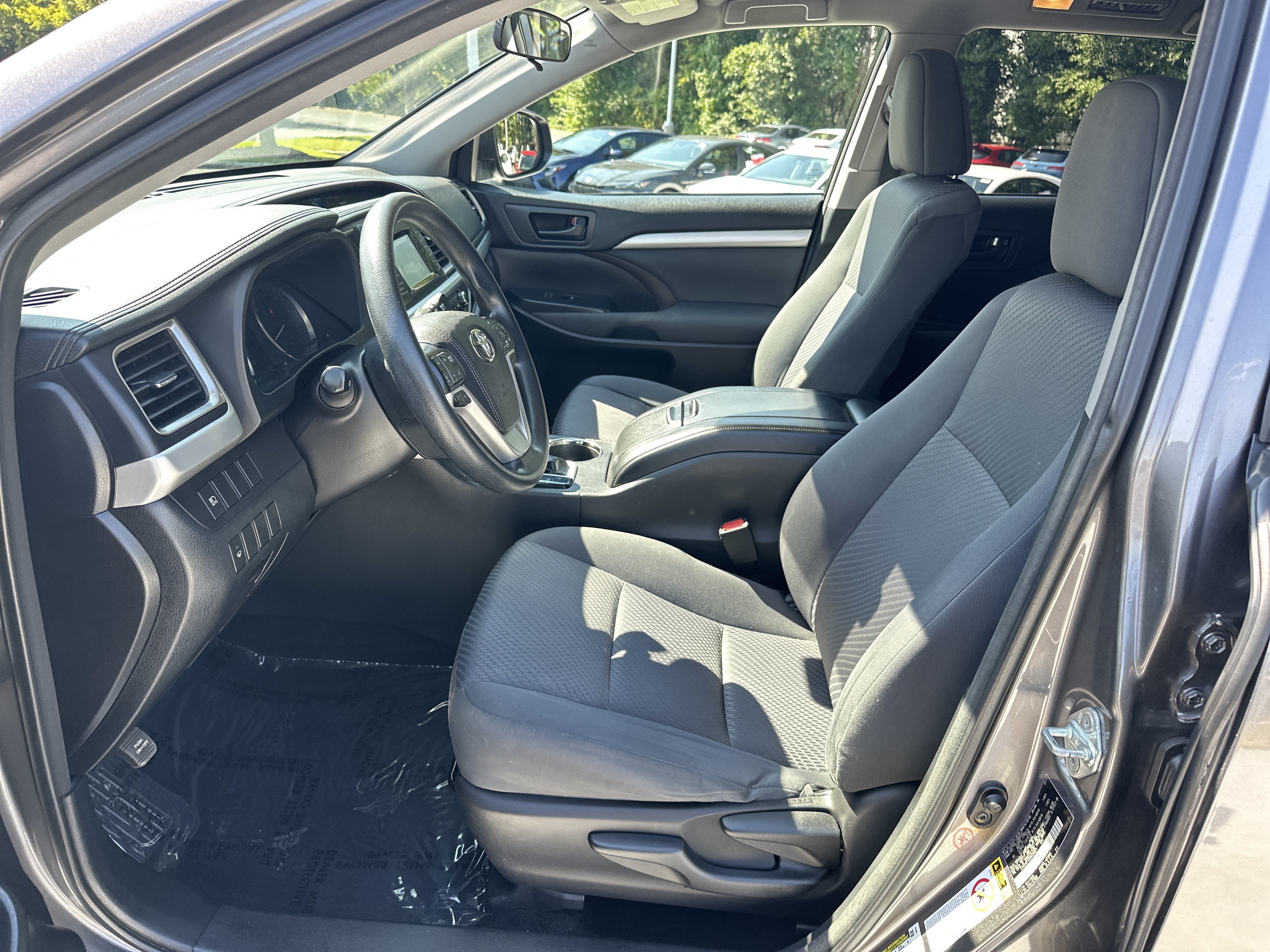 Used 2017 Toyota Highlander LE FWD image 16