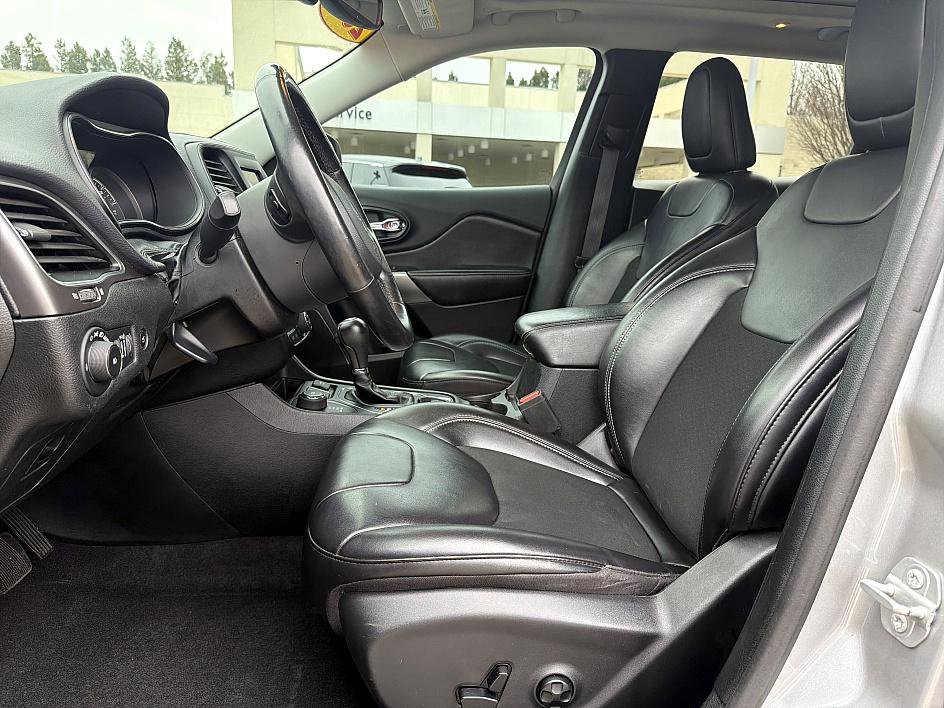 Used 2020 Jeep Cherokee Latitude Plus w/ Cold Weather Group image 11