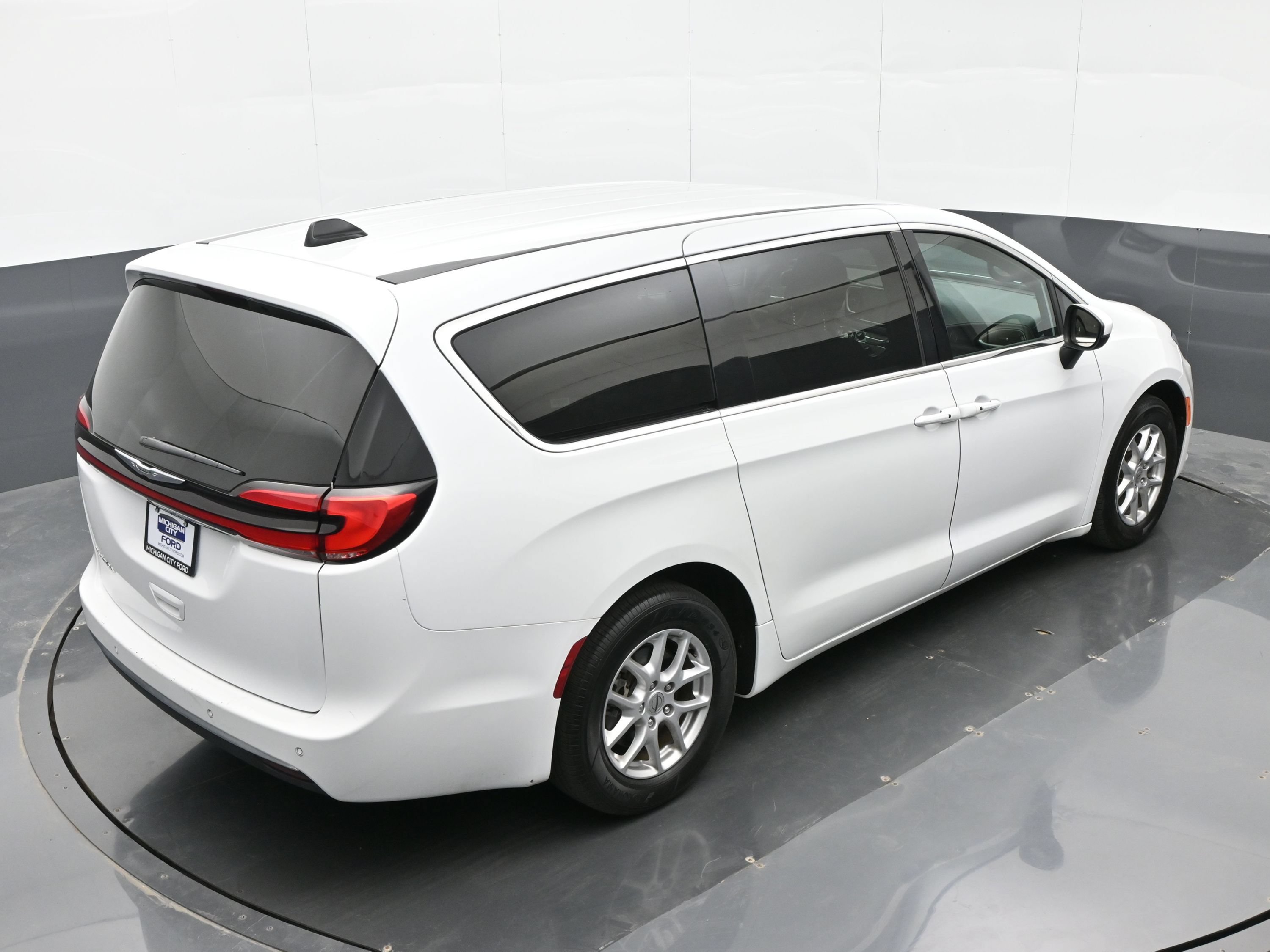 Used 2023 Chrysler Pacifica Touring FWD image 35