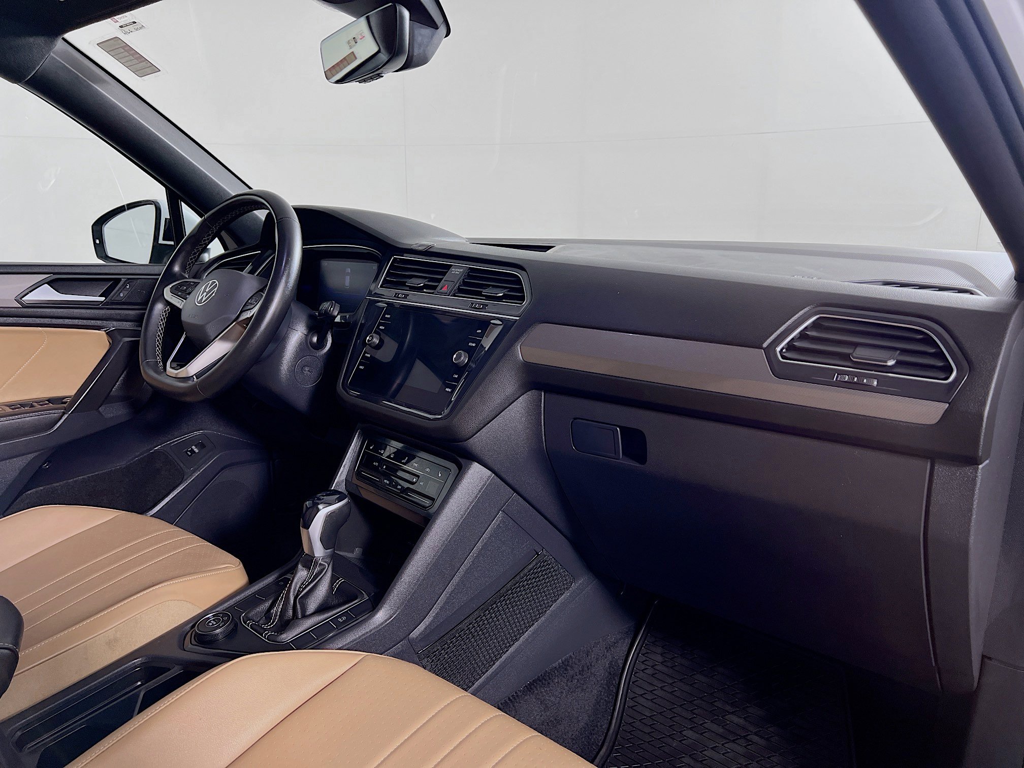 Used 2022 Volkswagen Tiguan SE AWD/4WD image 24