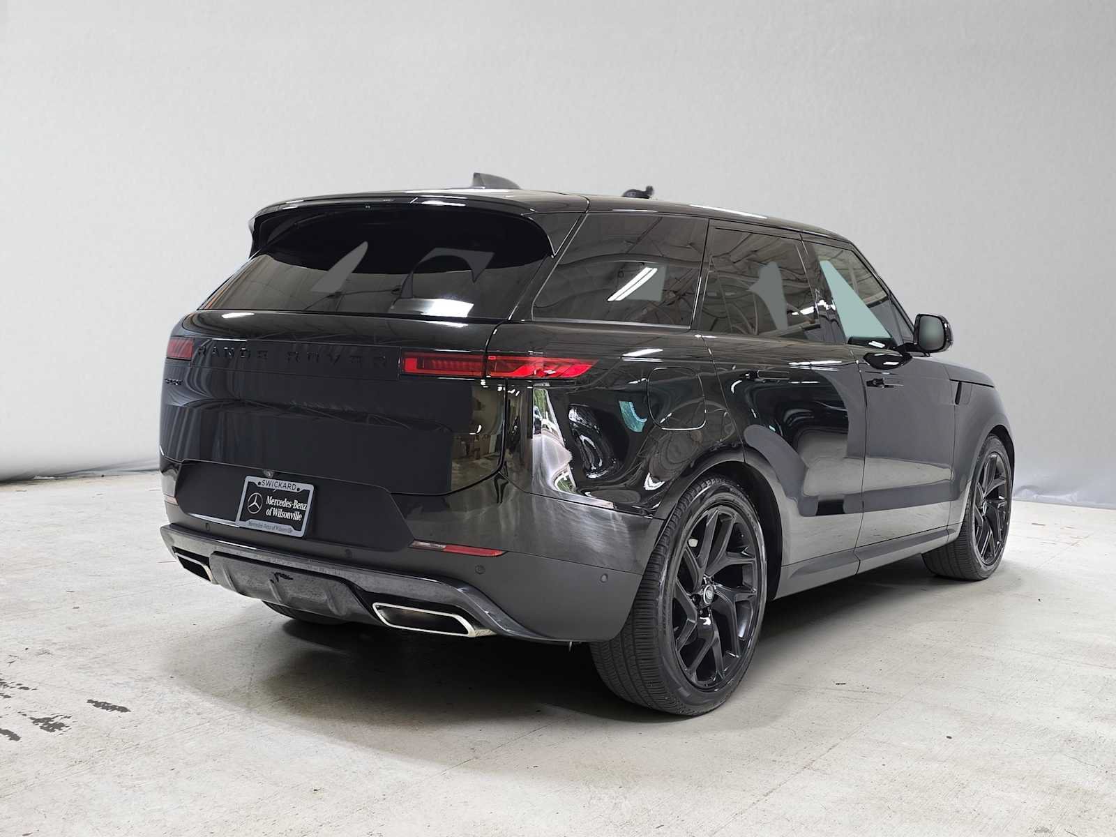 Used 2024 Land Rover Range Rover Sport SE AWD/4WD image 3